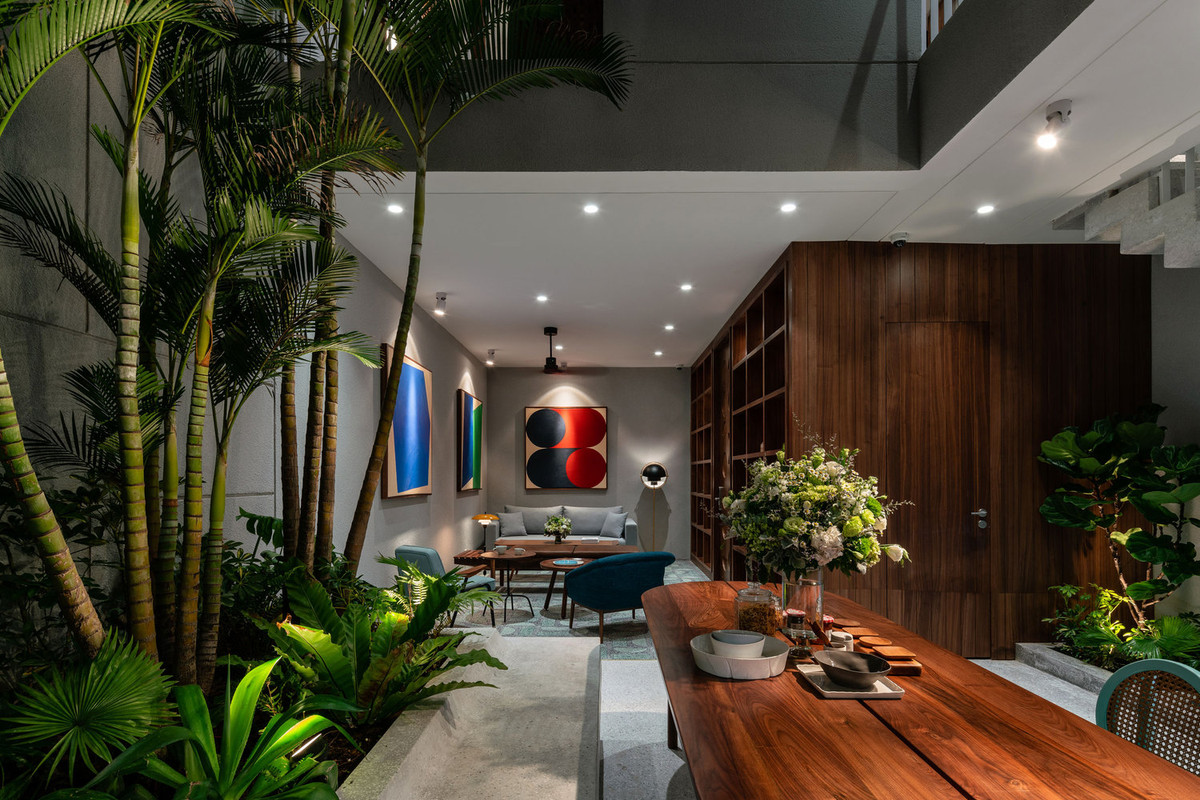 Cách tiếp cận này cho phép ngôi nhà đón nắng, gió từ bên ngoài. Từ đó những du khách lưu trú có thể cảm nhận được sự thay đổi của thời tiết và thời gian dịch chuyển trong ngày ngay bên trong.