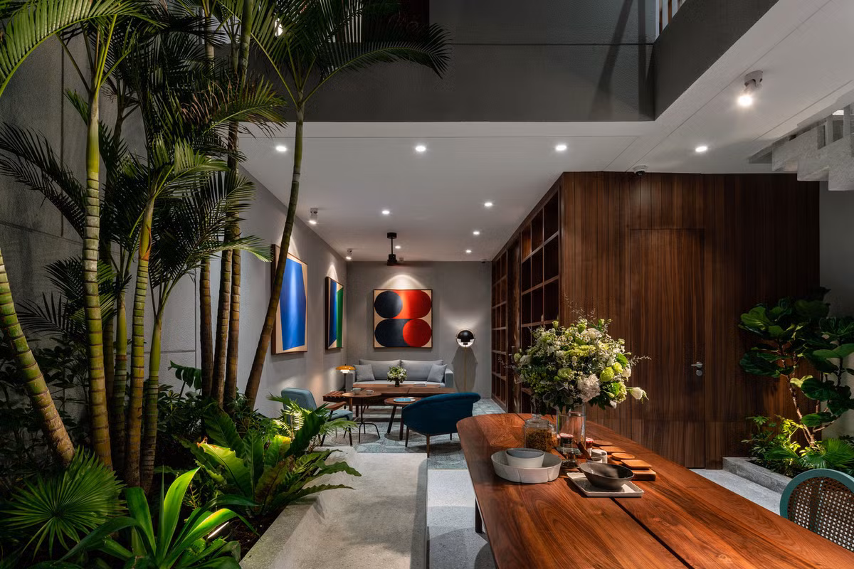 Cách tiếp cận này cho phép ngôi nhà đón nắng, gió từ bên ngoài. Từ đó những du khách lưu trú có thể cảm nhận được sự thay đổi của thời tiết và thời gian dịch chuyển trong ngày ngay bên trong.