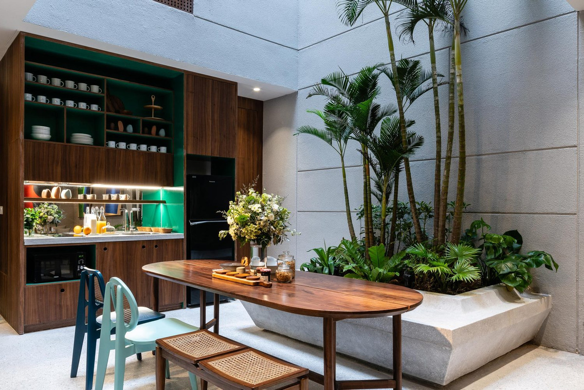 Nội thất của ngôi nhà chịu ảnh hưởng từ phong cách thiết kế Tây Âu những năm 1960 và mang hơi hướng hiện đại.