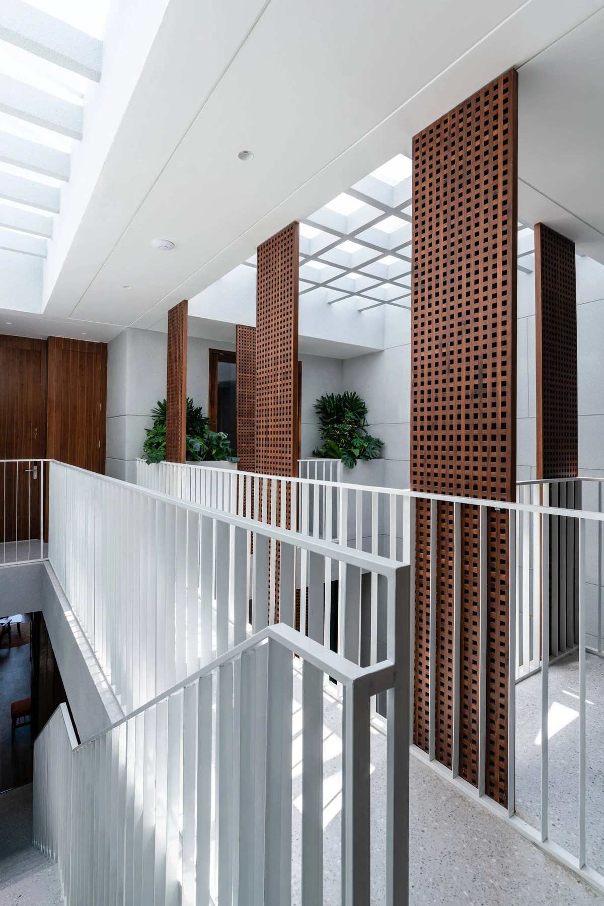 Khoảng xanh xuất hiện dày đặc tại các tầng, giếng trời.