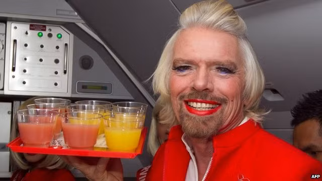 Richard Branson cũng từng từng ăn mặc như tiếp viên hàng không, chú rể Ấn Độ, cô dâu, cướp biển, thỏ Phục sinh...