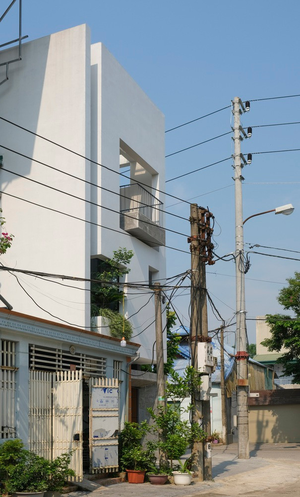 Ngoài ra, thiết kế cần phải giải quyết vấn đề về khả năng chịu nhiệt, vì phần lớn diện tích bề mặt thẳng đứng của ngôi nhà phải chịu tác động bất lợi của ánh sáng mặt trời hướng Tây.