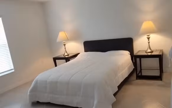 Phòng ngủ đơn giản với tông màu trắng chủ đạo.