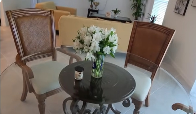 Góc nào trong nhà cũng có cây và hoa.