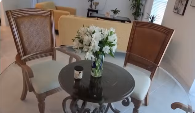 Góc nào trong nhà cũng có cây và hoa.