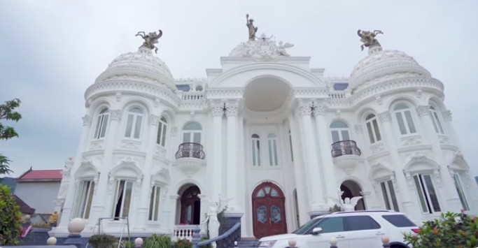 Tòa lâu đài xây trên khu đất rộng 1.100 m2, diện tích xây dựng khoảng 400m2, còn lại là không gian cho sân vườn.