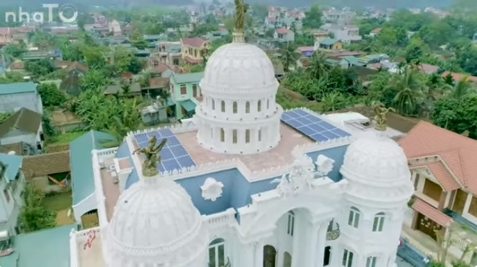 Bên ngoài tòa nhà có gam màu trắng chủ đạo, trên đỉnh là 3 mái vòm lớn khiến nhiều người liên tưởng đến Nha Trắng.