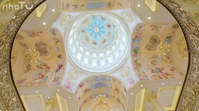 Bên trong tòa lâu đài khiến mọi người choáng ngợp bởi hệ trần cao và mái vòm rộng lớn.