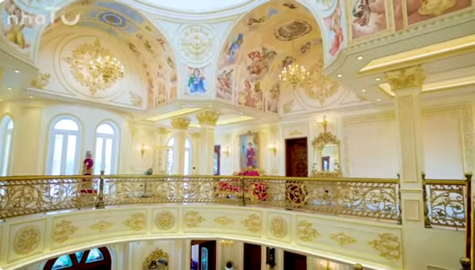 Sảnh cầu thang rất rộng, được trang trí bắt mắt.