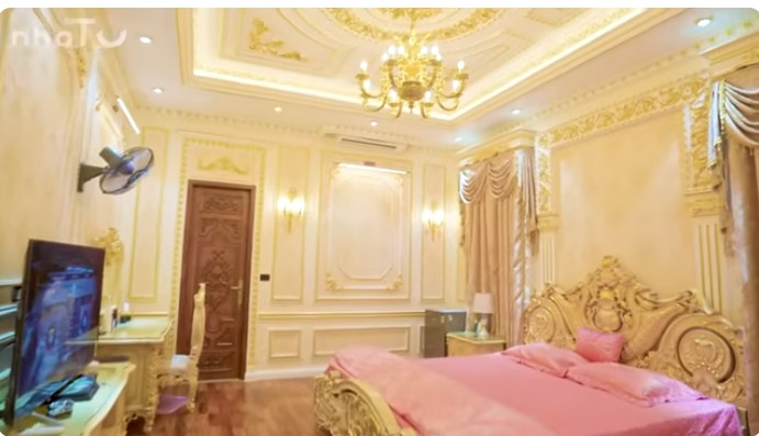 Trong phòng ngủ cũng có thiết kế mái vòm và dát vàng mọi góc. Nguồn ảnh: Chụp màn hình NhaTo