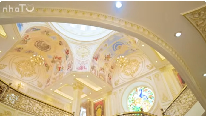 Toàn bộ phào chỉ trong nhà đều được dát vàng công nghiệp.