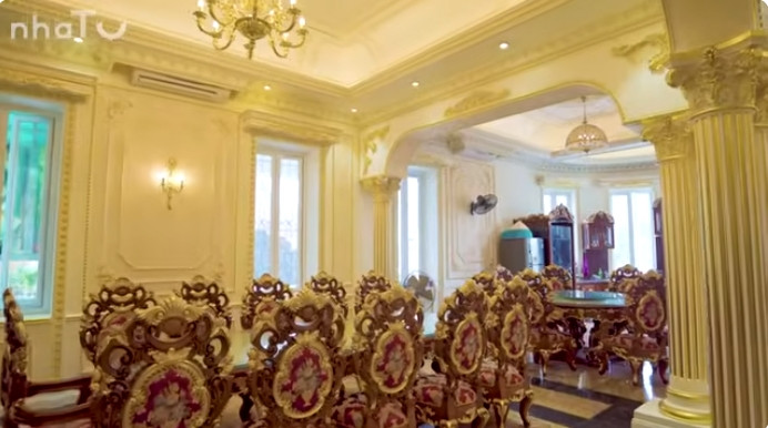 Khu bếp có 2 bàn ăn đều bằng gỗ trắc bọc nỉ.