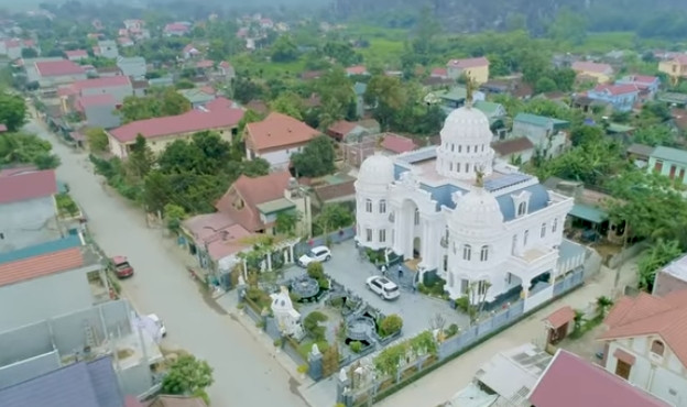 Cách đây không lâu, kênh YouTubbe NhaTo giới thiệu một tòa lâu đài đồ sộ mang phong cách Phục Hưng độc đáo thu hút sự chú ý của đông đảo khán giả.