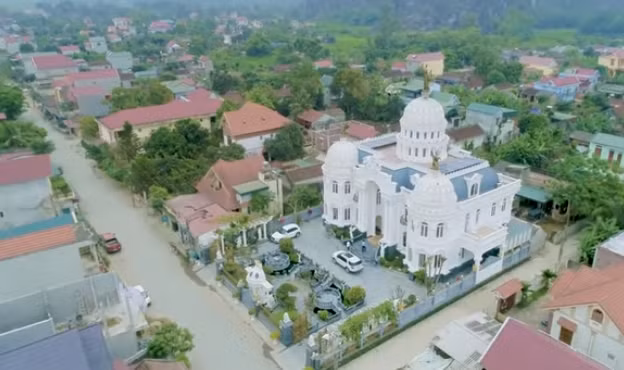 Lac loi trong lau dai dat vang noi bat giua lang que Viet