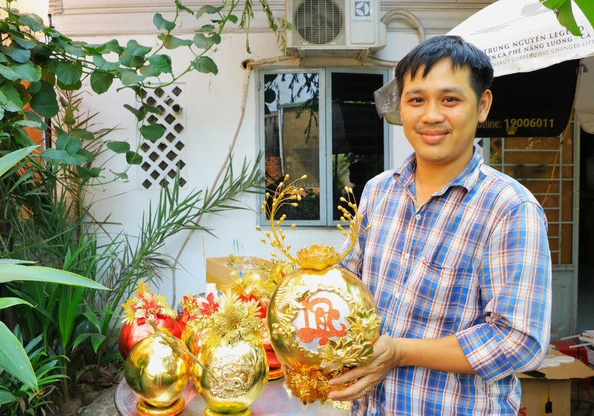 Do lượng khách nhiều hơn năm ngoái nên gia đình anh Vũ phải thức đêm để kịp làm hàng cho khách. Ảnh: Plo