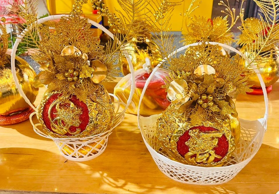 Dừa dát vàng có nhiều màu như vàng, đỏ, xanh trong đó màu vàng được ưu chuộng nhất. Ảnh: Duadatvang