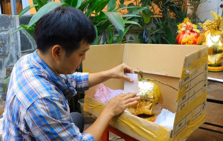 Dừa dát vàng phải là những quả già, to đều, đẹp. Sau đó người thợ quét keo đều khắp quả dừa, sau khoảng 35-40 phút keo khô thì dán lá vàng lên quả dừa. Ảnh: Plo