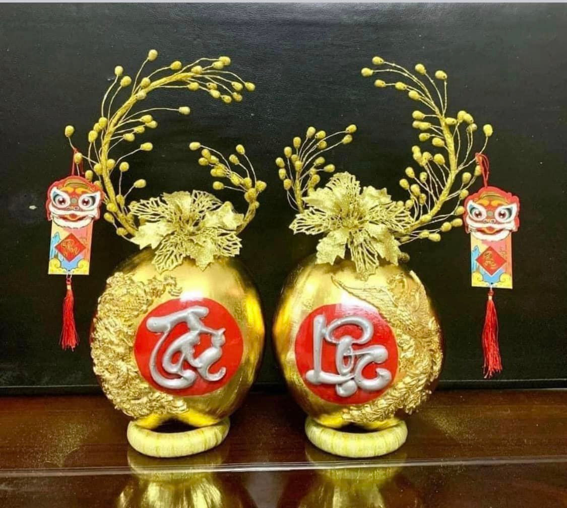 Không chỉ dát vàng, nhiều trái dừa còn được khắc chữ tài lộc. Ảnh: Facebook