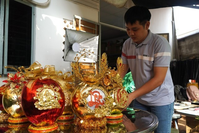 Đặc biệt, những quả nào được trang trí công phu, kỹ lưỡng, đặc biệt hơn giá tới 1 triệu đồng. Ảnh: Người lao động