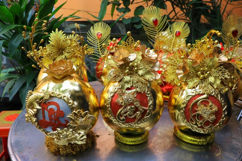 Những trái dừa vàng trưng ngày Tết tượng trưng cho sự may mắn, tài lộc nên rất hút khách. Ảnh: Plo