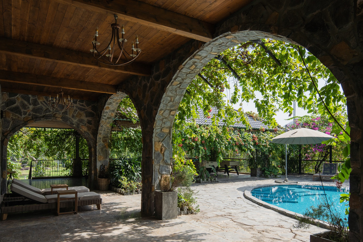 Giàn cây leo xanh mát giúp giảm sức nóng gay gắt của buổi chiều. Ảnh: Quang Dam