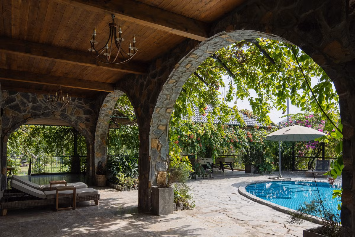 Giàn cây leo xanh mát giúp giảm sức nóng gay gắt của buổi chiều. Ảnh: Quang Dam