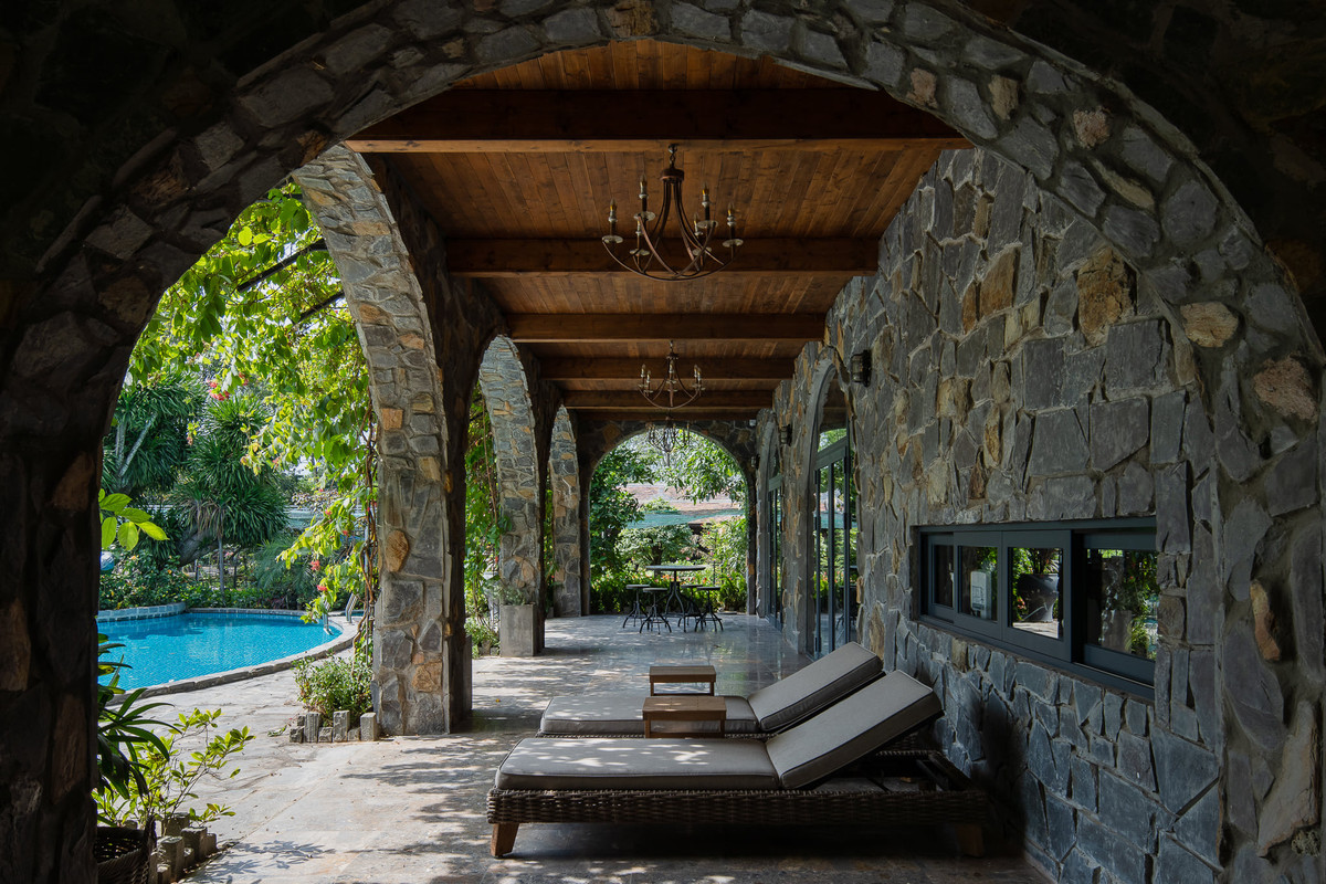 Những bức tường đá núi ốp dày 40 - 50cm, Phạm Gia Trang không chỉ là một ngôi nhà mà còn là pháo đài vững chãi, có khả năng chống lại sự khắc nghiệt của thời gian. Ảnh: Quang Dam