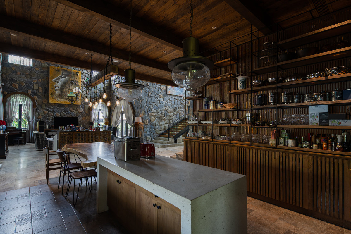 Việc sử dụng các vật liệu tự nhiên như đá địa phương ốp tường, đá vàng Thanh Hóa lát sàn giúp không gian sống luôn mát mẻ, dễ chịu, gần gũi, thân thuộc. Ảnh: Quang Dam