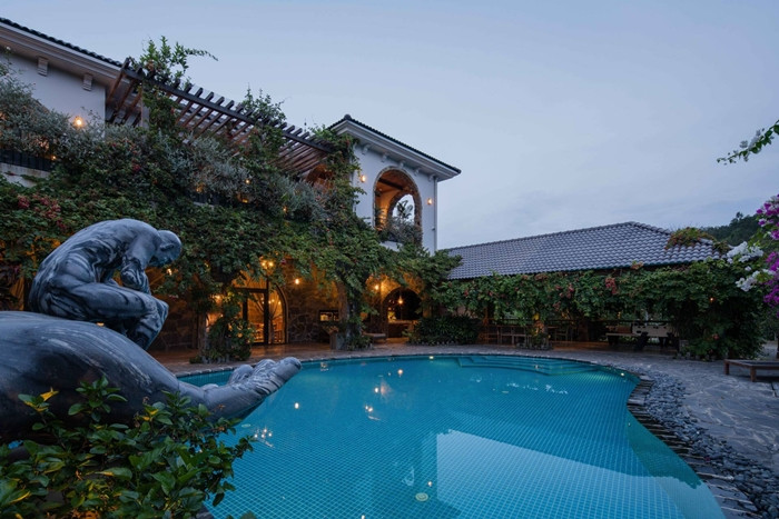 Hồ bơi lớn trong khuôn viên Phạm Gia Trang. Ảnh: Quang Dam