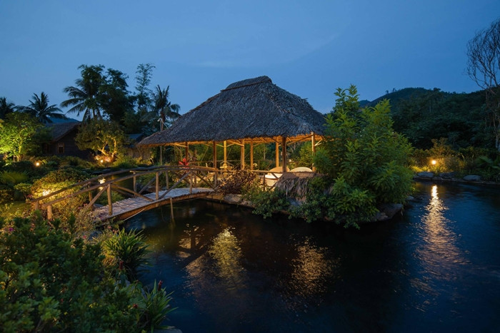 Hồ cá thiết kế tỉ mỉ, xây dựng riêng một chòi nổi giữa hồ. Ảnh: Quang Dam