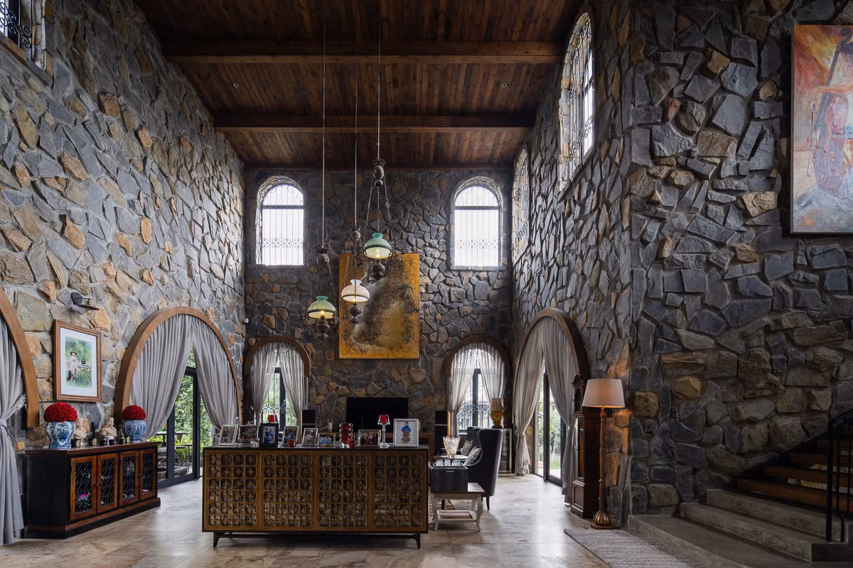 Không gian sinh hoạt chung nằm ở tầng 1 được thiết kế khéo léo tạo nên tổng thể hài hòa mà vẫn vô cùng độc đáo. Ảnh: Quang Dam