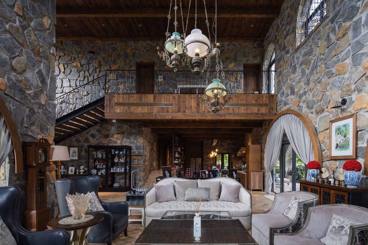 Phòng khách bố trí ngay dưới khoảng thông tầng, trở thành tâm điểm của không gian sống. Ảnh: Quang Dam