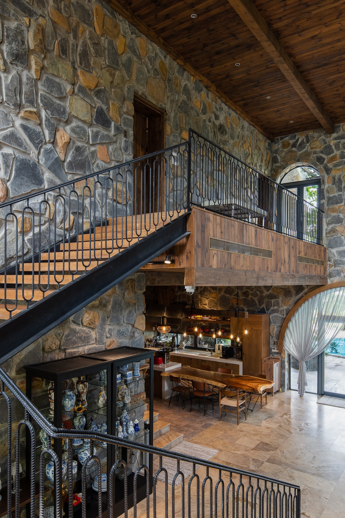 Những món đồ cổ Pháp được gia chủ sưu tầm kỹ lưỡng, từ chiếc đèn chùm pha lê lung linh đến bộ sofa da cao cấp, tạo khung cảnh sang trọng, đậm chất quý tộc. Ảnh: Quang Dam