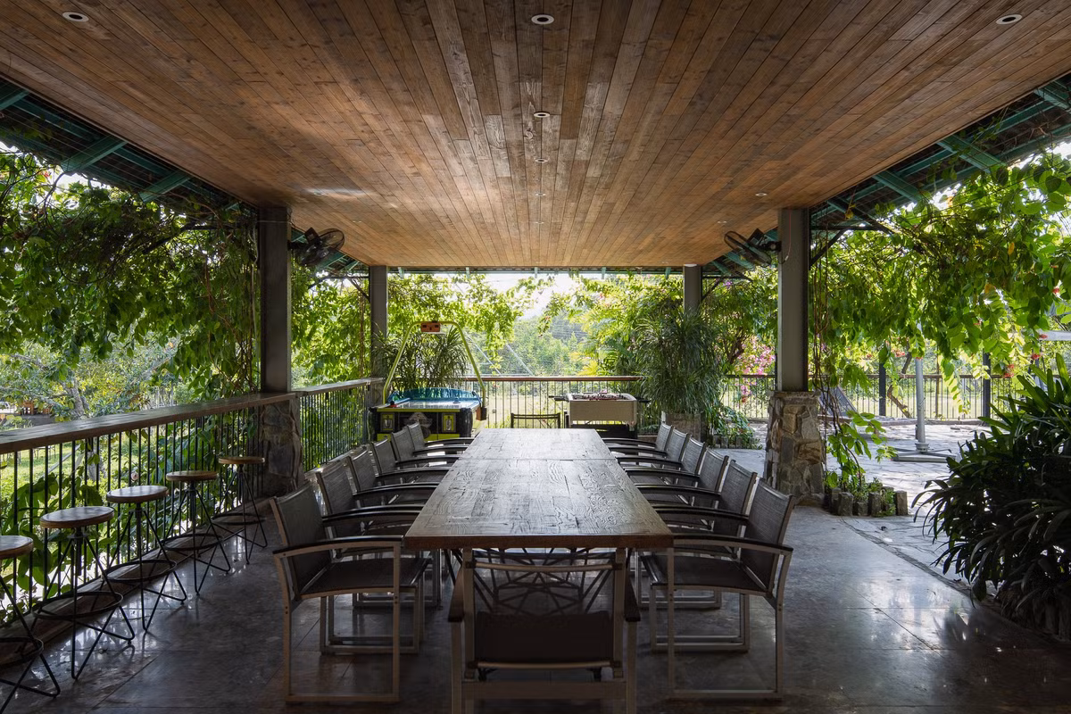 Không gian ăn uống ngoài trời với sức chứa hơn 10 người cùng khu bếp hiện đại và hồ bơi sang trọng là góc nghỉ dưỡng lý tưởng. Ảnh: Quang Dam