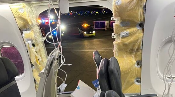 Chiều tối 5/1 (giờ địa phương), chiếc máy bay Boeing 737 Max 9 của Hãng hàng không Alaska Airlines (Mỹ) phải hạ cánh khẩn cấp chỉ sau 20 phút cất cánh vì cửa thoát hiểm ở giữa thân phi cơ bị bung ra ở độ cao 4.975m. May mắn, toàn bộ 170 hành khách và 6 người trong phi hành đoàn đều an toàn. Ảnh: Reuters