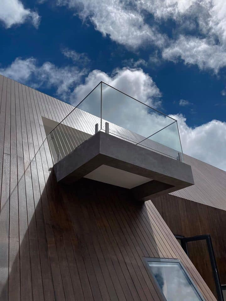 Biệt thự với nhiều phòng ngủ, ban công và đặc biệt là view nhìn thẳng xuống hồ.