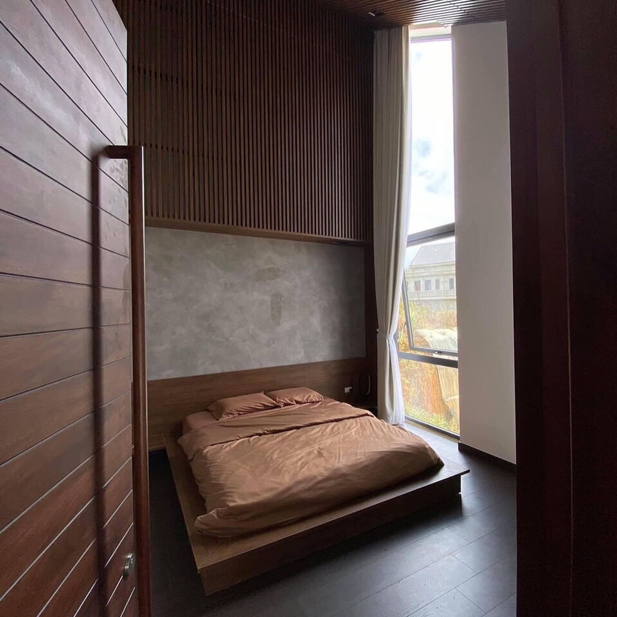 Hầu hết các chi tiết xây dựng bên ngoài cũng như nội thất bên trong căn nhà đều được ốp bằng chất liệu gỗ cao cấp.