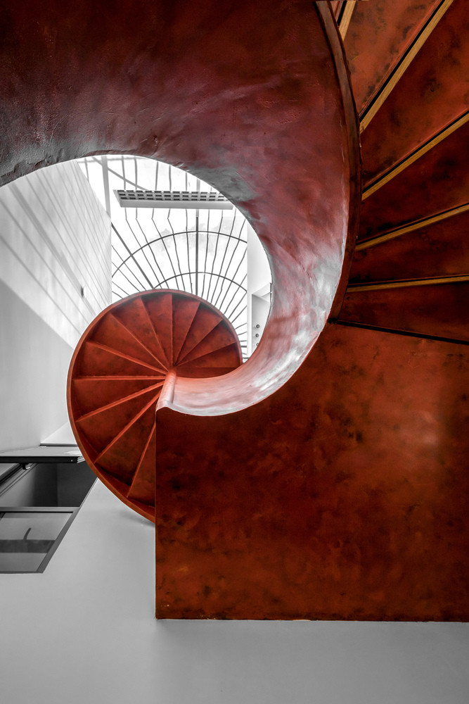 Ngoài việc tạo điều kiện cho luồng khí, các khối rỗng còn đóng vai trò như một tấm chắn nắng hiệu quả, giảm 50% ánh sáng mặt trời và biến các khối thành hệ thống điều hòa không khí tự nhiên. Ảnh: Minq Bui