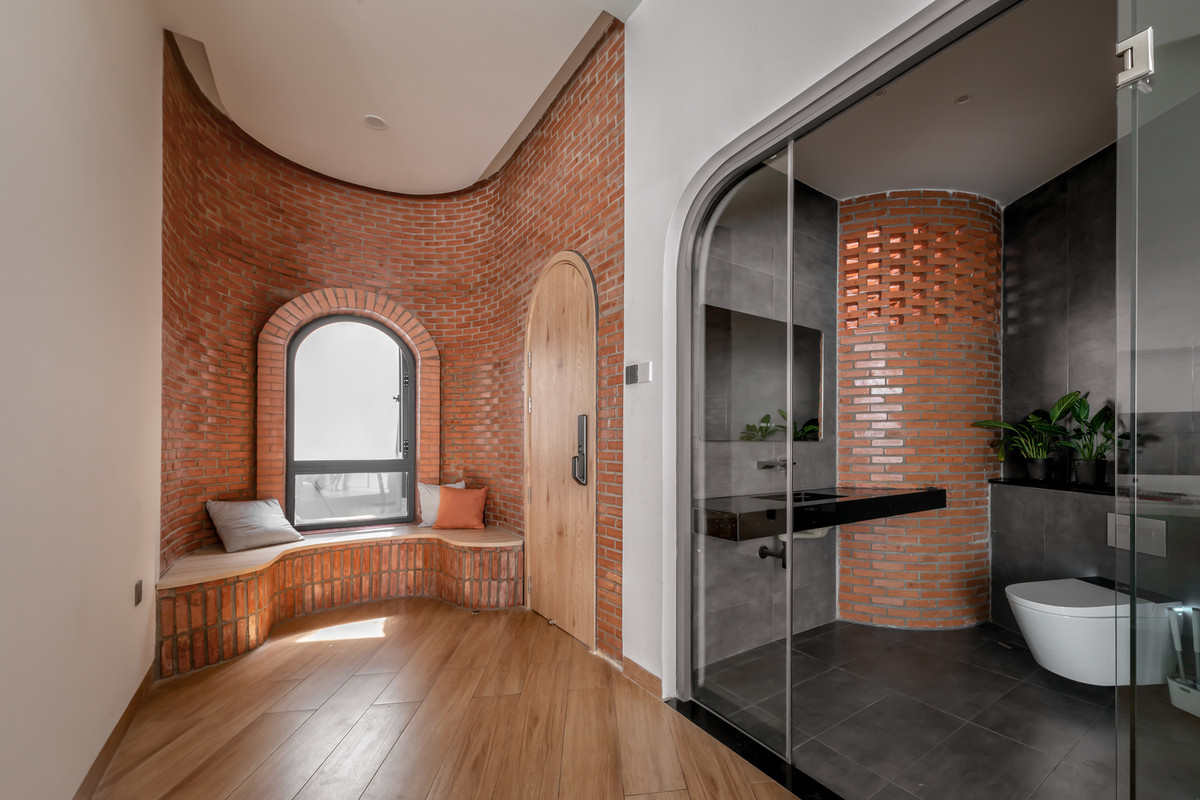 Bằng cách sử dụng kỹ thuật xây gạch không trát, các viên gạch được sắp xếp theo kiểu liên kết và cố định bằng vữa, sau đó được bảo vệ bằng lớp phủ chống thấm. Ảnh: Minq Bui