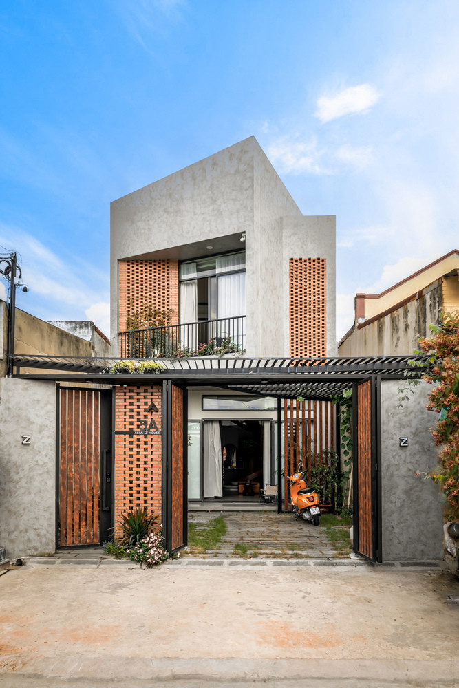 Để giải quyết vấn đề này, kiến trúc sư khéo léo định hướng lại căn nhà bằng cách tạo ra ảo giác với hình dạng của công trình, tạo ra mặt tiền hướng về phía bắc. Ảnh: Minq Bui