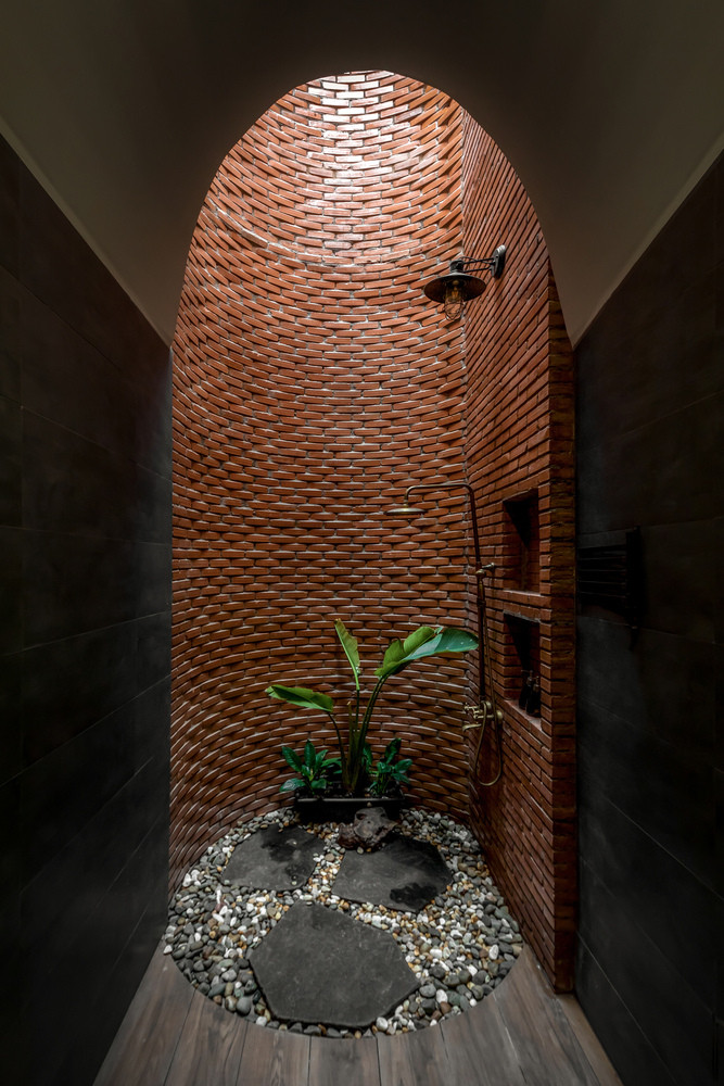 Gạch sử dụng trong xây dựng là loại gạch phổ biến từ tỉnh Đồng Nai, nổi tiếng về độ bền, tính thẩm mỹ và giá cả phải chăng. Những viên gạch này không chỉ có công dụng cao trong việc xây dựng các công trình kiên cố mà còn được sử dụng để tạo điểm nhấn nổi bật trong nội thất hiện đại. Ảnh: Minq Bui