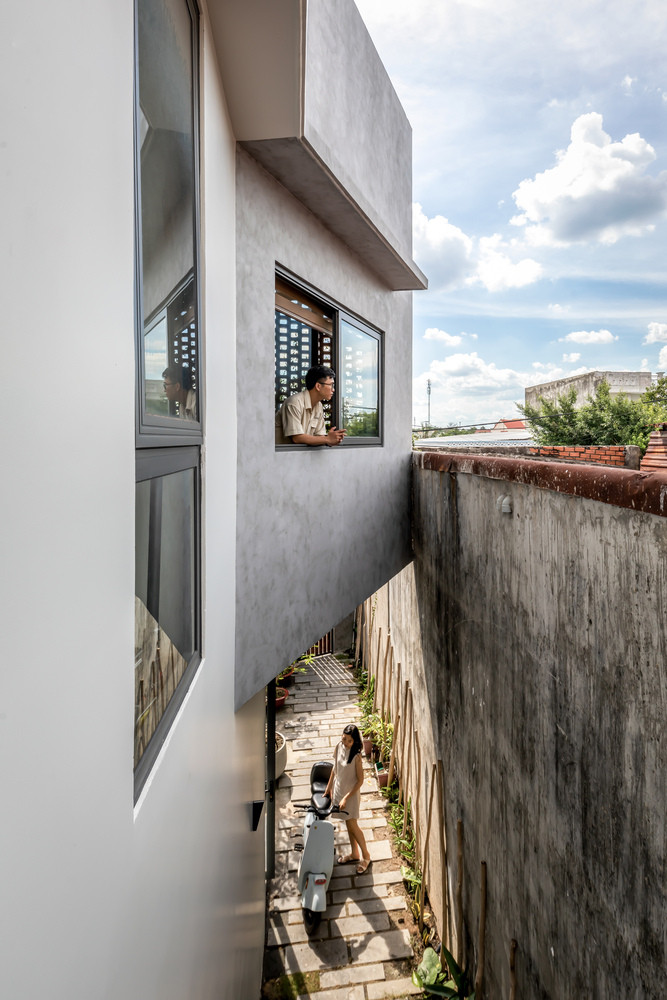 Ý tưởng thiết kế cho Zig House bắt nguồn từ một chi tiết nhỏ nhưng quan trọng: Logo "Z" của thương hiệu "Zolo Media" do chủ nhà sở hữu. Từ đó, các kiến trúc sư phát triển một ý tưởng táo bạo: biến chữ "Z" thành cấu trúc chính của ngôi nhà. Ảnh: Minq Bui