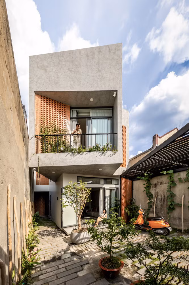 Tuy nhiên, vị trí thuận lợi này lại đặt ra thách thức đáng kể: mặt tiền của ngôi nhà hướng ra ngã ba và tiếp xúc với ánh sáng mặt trời ở phía tây bắc. Ảnh: Minq Bui