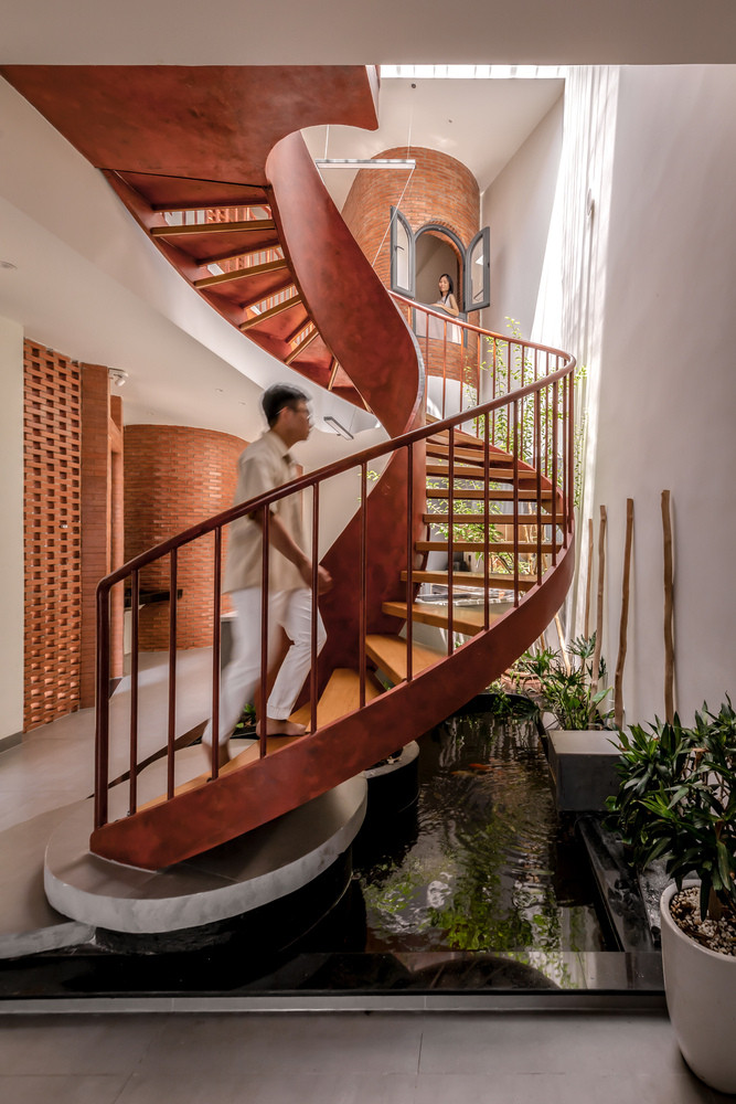 Bằng cách tích hợp các yếu tố "rắn-rỗng" xen kẽ, thiết kế này tối đa hóa việc sử dụng gió từ đầu giao lộ, cải thiện sự tương tác của ngôi nhà với môi trường bên ngoài. Ảnh: Minq Bui