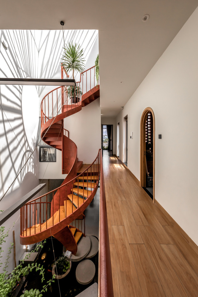 Bố cục này cũng tạo ra luồng giao thông linh hoạt, tích hợp không gian mở và đóng một cách hiệu quả. Ảnh: Minq Bui