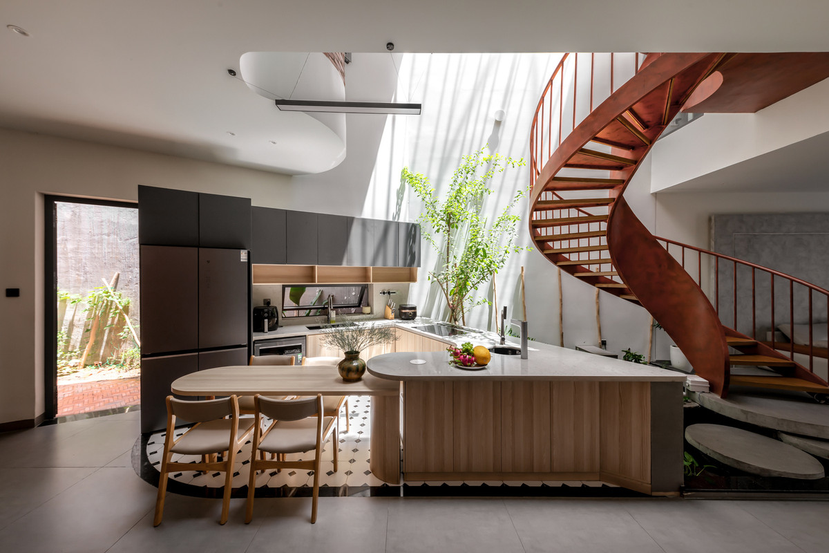 Tầng một được thiết kế theo bố cục ZigZag, có cả lối đi chính và phụ, tạo ra hai khu vực lưu thông riêng biệt. Ảnh: Minq Bui