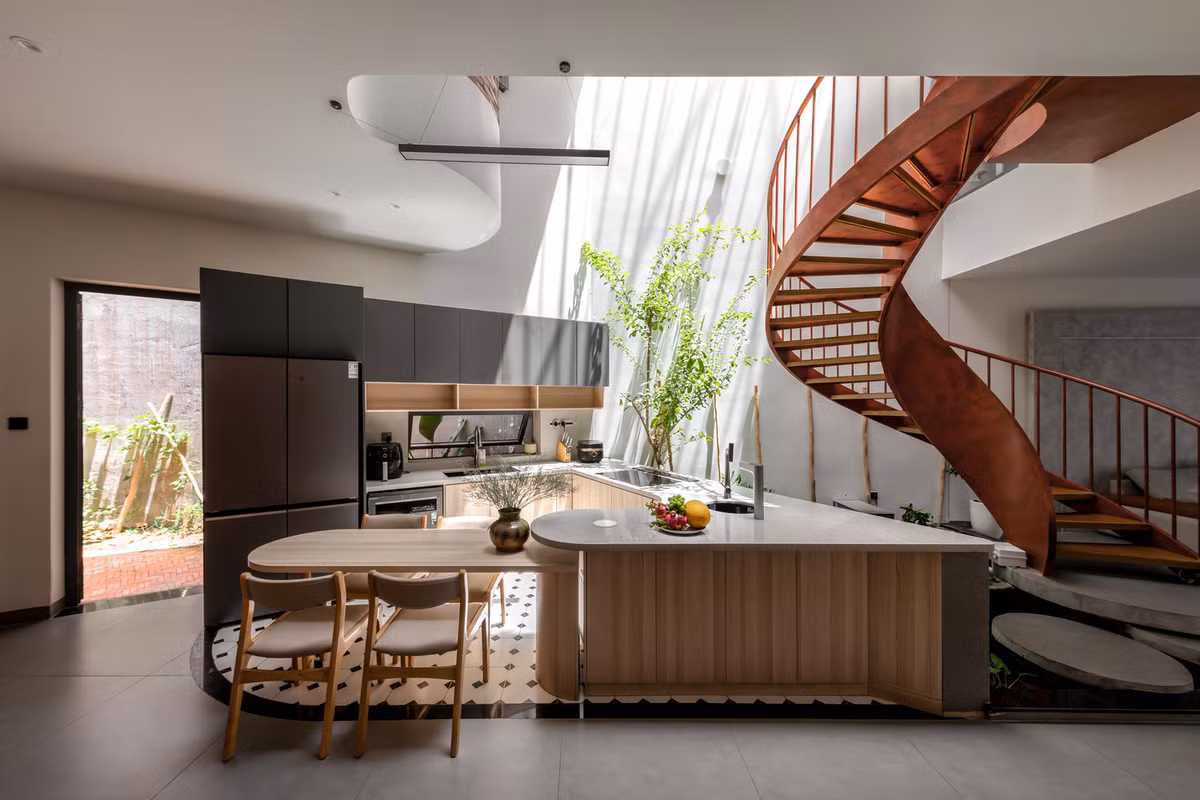 Tầng một được thiết kế theo bố cục ZigZag, có cả lối đi chính và phụ, tạo ra hai khu vực lưu thông riêng biệt. Ảnh: Minq Bui