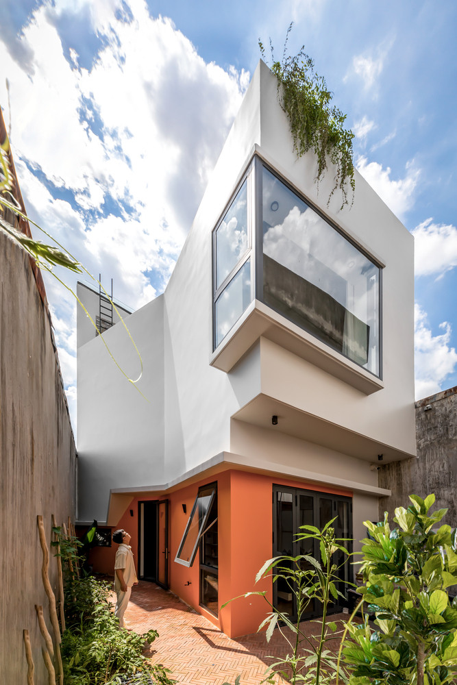 Thiết kế này không chỉ thích ứng hiệu quả với môi trường xung quanh, giảm thiểu tác động của ánh sáng mặt trời gay gắt mà còn góp phần tạo nên điểm nhấn ấn tượng trong khu phố. Ảnh: Minq Bui