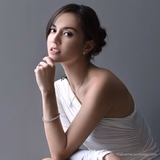 Năm 2022, thời điểm Châu Trác Hoa bắt đầu bị xét xử, Liêu Bích Lệ bất ngờ công khai mối quan hệ mới. Một số ý kiến cho rằng, người đẹp 39 tuổi muốn dứt tình với tỷ phú họ Châu và bảo vệ tài sản sau khi Châu Trác Hoa rơi vào vòng lao lý. Ảnh: Mm52