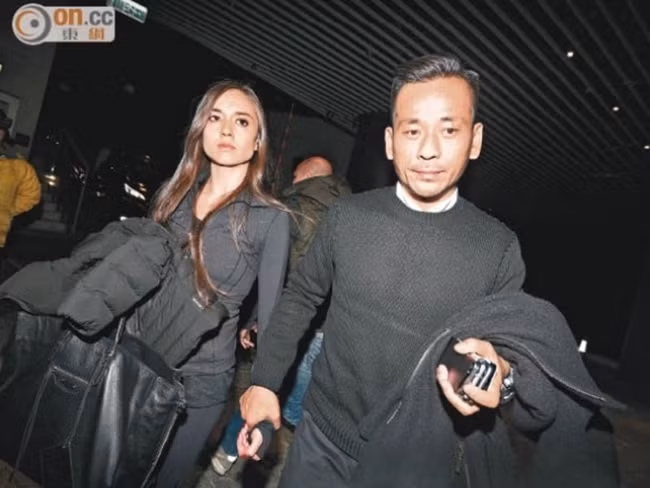 Khi chia tay, Châu Trác Hoa tặng cho Mandy Lieu 300 triệu tệ (hơn 1.050 tỷ đồng). Ngoài ra, Mandy còn nhận được quyền sở hữu một số công ty, biệt thự cao cấp cùng chi phí để mua bất động sản do "ông trùm casino" chuyển cho. Với số tài sản này, Mandy Lieu có thể sống xa hoa, giàu có với 3 đứa con riêng của Alvin Chau. Ảnh: On.cc